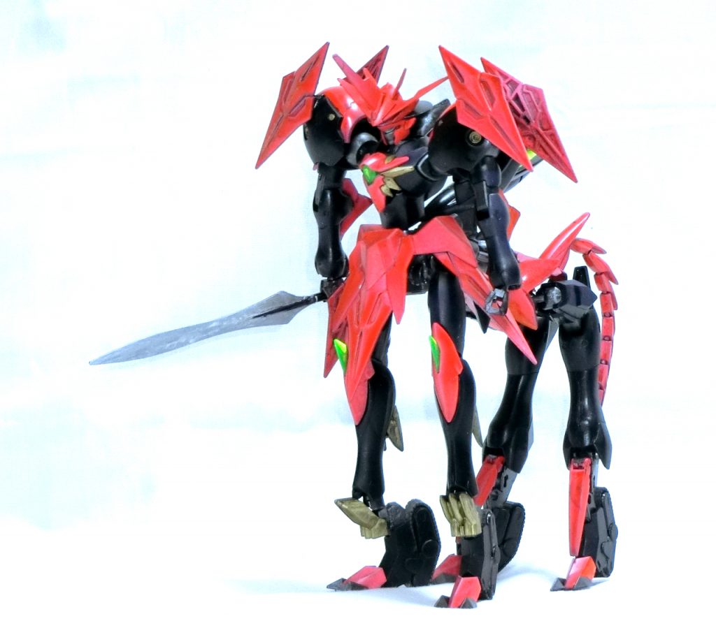 頭部はガッデスベースにフェイス部分をギラーガ、頭頂部にラゴゥのパーツを盛る形に。