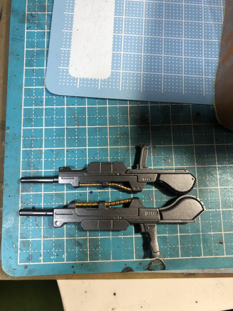 上がディジェのライフル、下が旧HG百式のライフル、少しだけ大きく迫力が有るのですが、グリップも大きく持たせる事が出来ないので削って調整してあります。