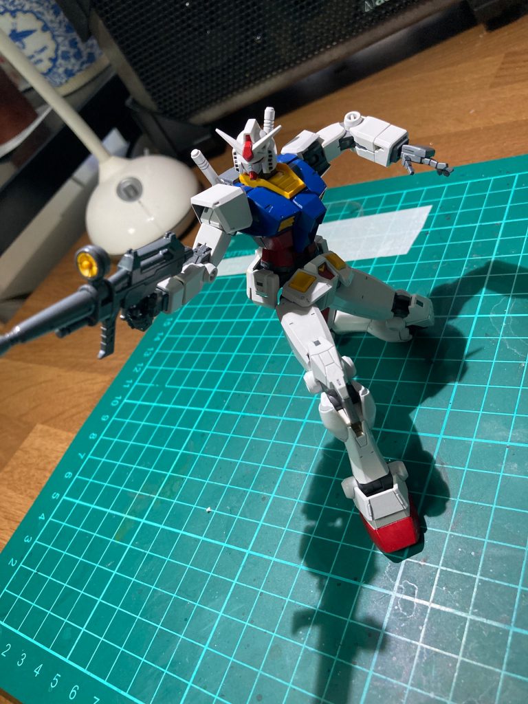 キットの組み方というか、フレームというか、これまで組んできたHGとは全く別物に感じられ、全塗装する上で塗る箇所塗らない箇所が掴めず苦戦しました。よくよく見ると関節部とか塗れていないところがチラホラ。だから仮組みをしろって先人達があれほど…笑でも組立の段階に来てとても考え尽くされたキットだと思い知らされました。素晴らしい親切設計。加えて脅威の可動域。現状に甘んじない企業努力とはこういう事なんですね。