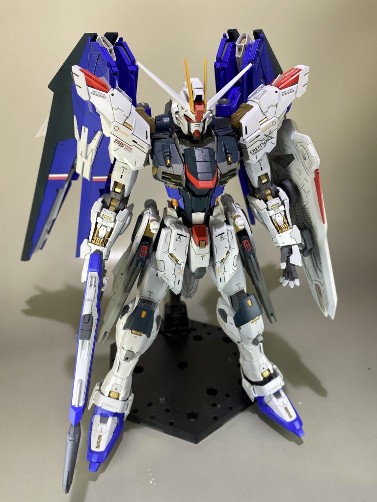 全身にスジボリ、プラ板貼り付け、パーツ分割などの工作をし、内部フレームはグレーとゴールド2色の組み合わせで塗装しました。プロポーション変更では足首の接続部分でプラ板を挟み延長し、前腕の外装パーツ接続部にくさび形プラ材を入れたり各パーツの形状変更をしてよりマッシブな体型にしました。