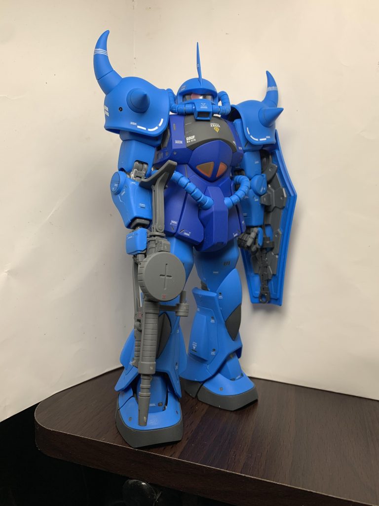 今回はよく見るグフではなく、先行量産機のA型をイメージして、両腕共に通常のハンドパーツを使用し左右対称で組んでみました。ザクマシンガンはMGザクII(ホワイトオーガー)から借用。