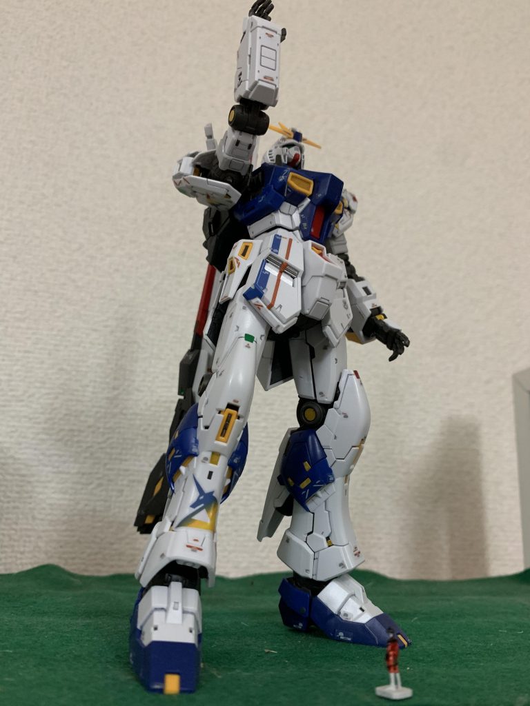 実物台の演出に合わせたポーズ。右腕と頭部が動いてましたね。同スケールのシン・アスカを置いてます。アムロはランナーの横で寝てるぜ。（単純に忘れてた）