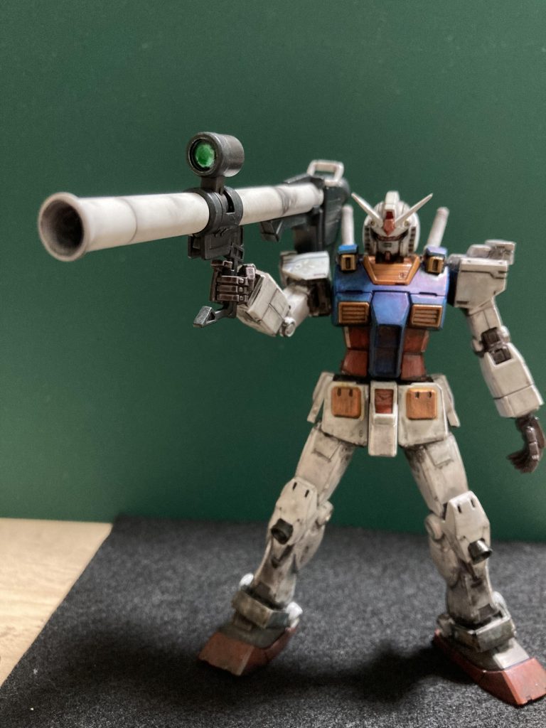 バズーカ。ここで誤算というかうっかりというか、肩を改造したので高さが少し増え、非常にバズーカ担ぎづらくなってしまいました。バズーカのスコープはガンマカのメッキシルバー塗ってアクリジョンのクリアーグリーン塗りました。