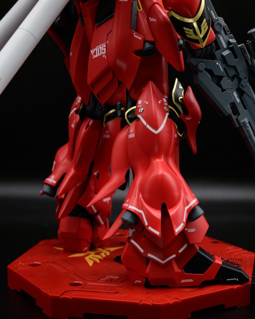 脹脛や二の腕にメタルパーツを追加してます。