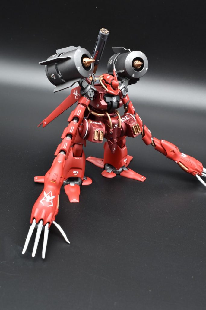 両手足はハイゴックのパーツを使用。