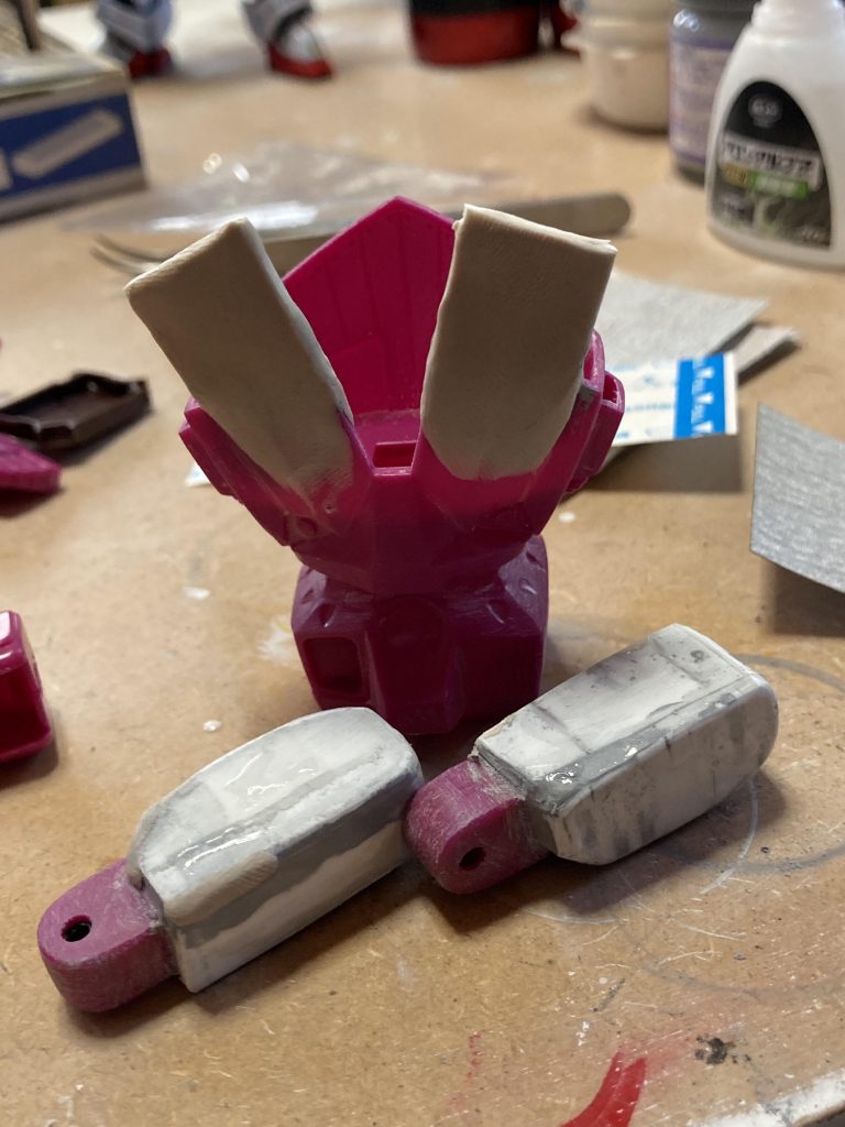 主にランナープラ板とラッカーパテ、瞬間接着剤を使っております。