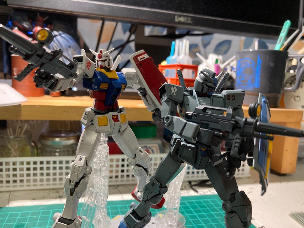 兄弟並んでポーズ。ふたりはガンプラ！ビヨンドグローバル！！2体並べて飾る事で互いの良さを見比べる形になり、ふと目に入った時にニヤニヤしながら眺めてます。