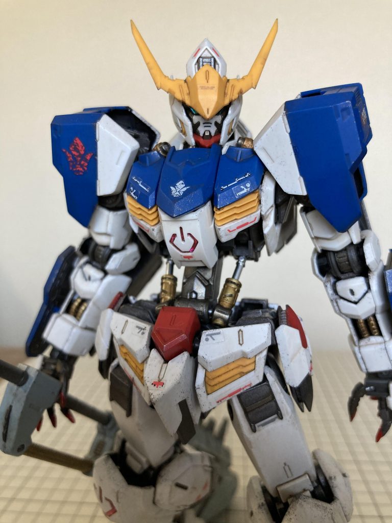 背景を変えてぐるっと。アンテナがのっぺりした印象を受けたので、先端のシャープ化と切り欠きを加えて立体感が出るようにしてみました。加工はこれのみです。数ある中で第5形態がいちばんまとまりがあるしカッコいいのですが、拡張パーツを生かしたいのと、両前腕のシールドのカラーリングと合うかなと思いグレイズの肩装甲を選択して、レンチメイスのみ持たせてみました。自分としてはかなりいい感じにまとまっていて満足です‼️そもそもこのMGバルバトス、めちゃくちゃカッコ良すぎです‼️また作りたい‼️ハイキューパーツ偏光シールのミラージュグリーンをツインアイに使ってみました!かなり光っていい感じです❗️