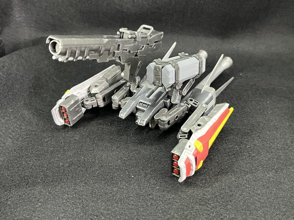 実は、ちゃんとアームを折り畳めるんです。宇宙戦用の装備ではありますが、一応スカイグラスパーにも装着は可能と思われます。