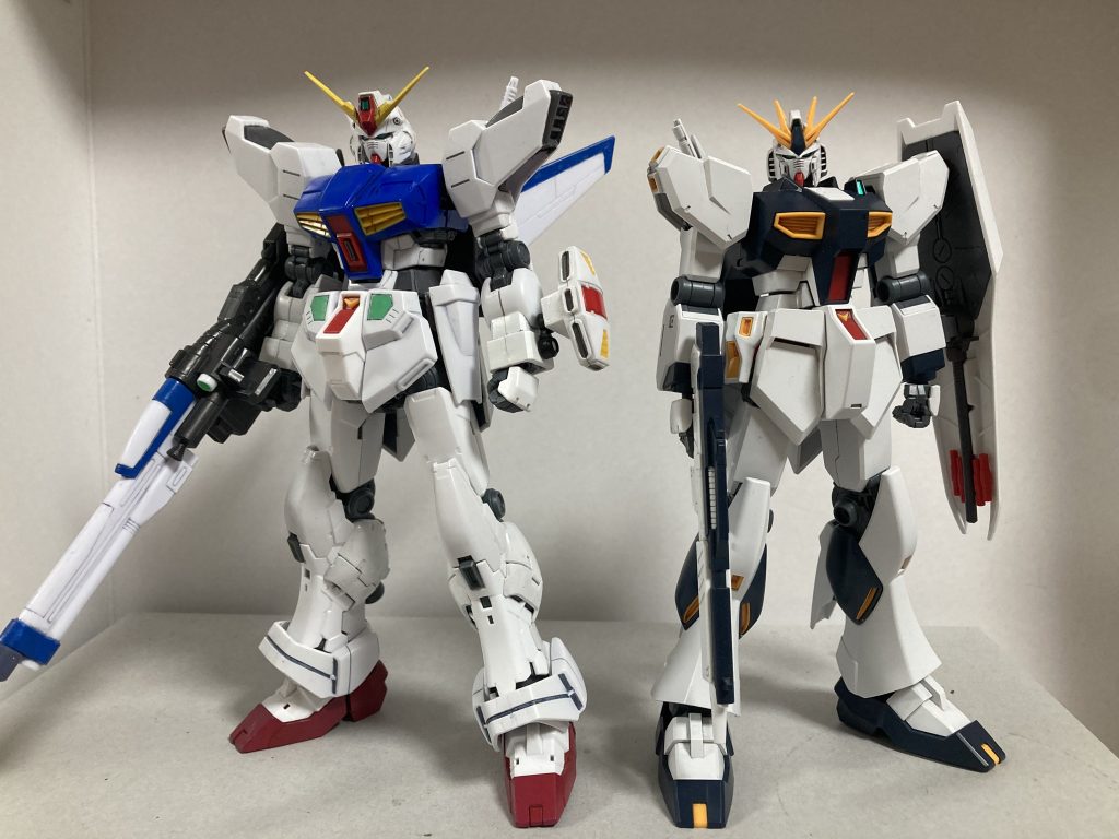 最後にEGのνガンダムと並べて1/100と1/144てほぼ変わらぬ身長差になるこの2機を並べたかったんですまたそれを知ったときに「手元にあるRGのνでネオガンダムの可動域上げられるのでは？」と思ったのが始まりでしたRX最後の機体とアムロ最後の機体…なんか良いですよね最後まで閲覧ありがとうございました 