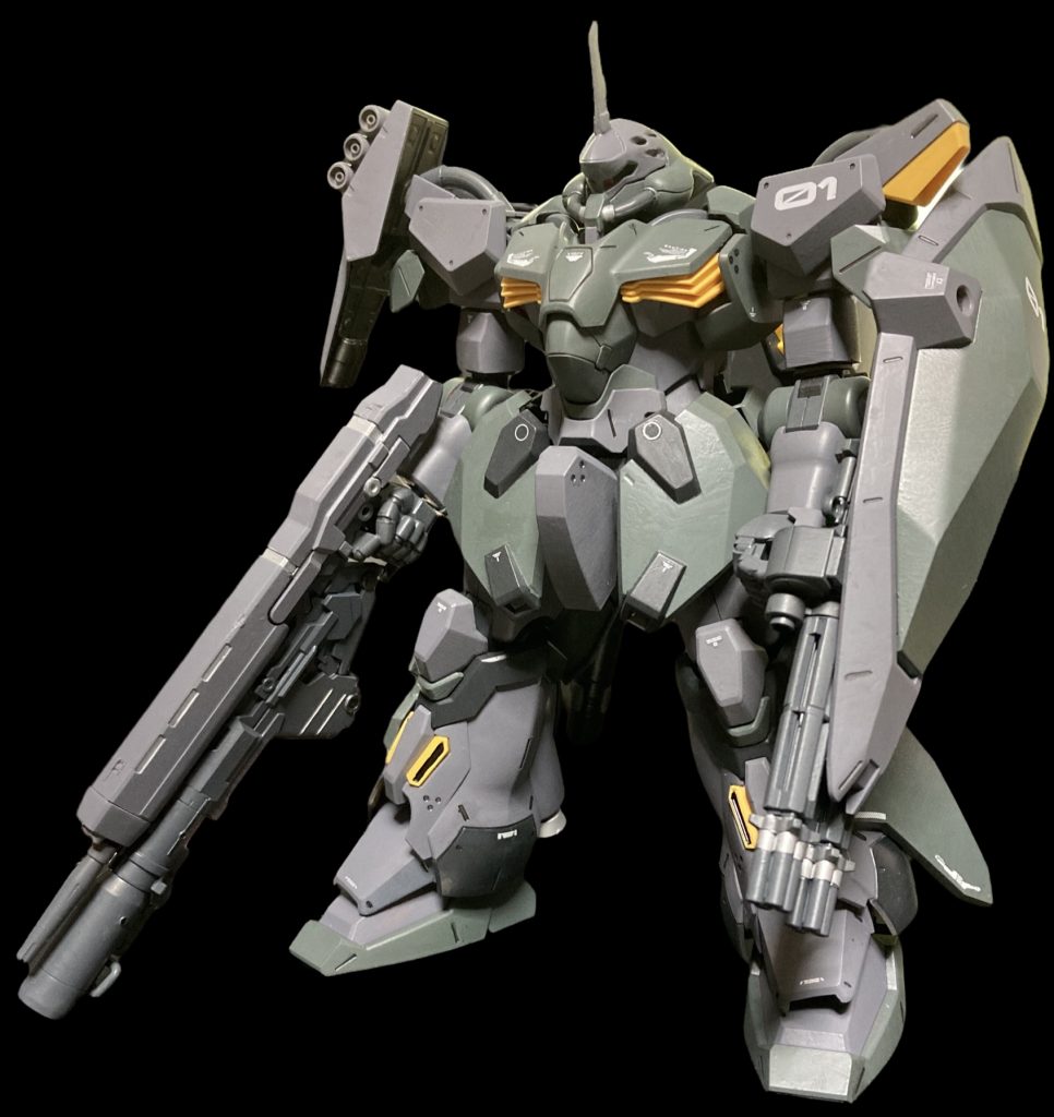 メッサーのカスタム機をイメージして作成しました。ライフルは機体サイズと比べて小さめでしたのでシナンジュスタインの物をグリップ部を弄って持たせてみました。大きめのライフルですがメッサーが装備すると丁度良いサイズ感ですね。少し個性を持たせたかったので肩はヤクト・ドーガからファンネル、シールドはFAユニコーンのガトリングを持ってきました。最後に角！角はメッサーという名前ですしナイフっぽくしてみました。ジオン系機体はどんな角にしようかデザインを考えてるときがすごく楽しい時間です。