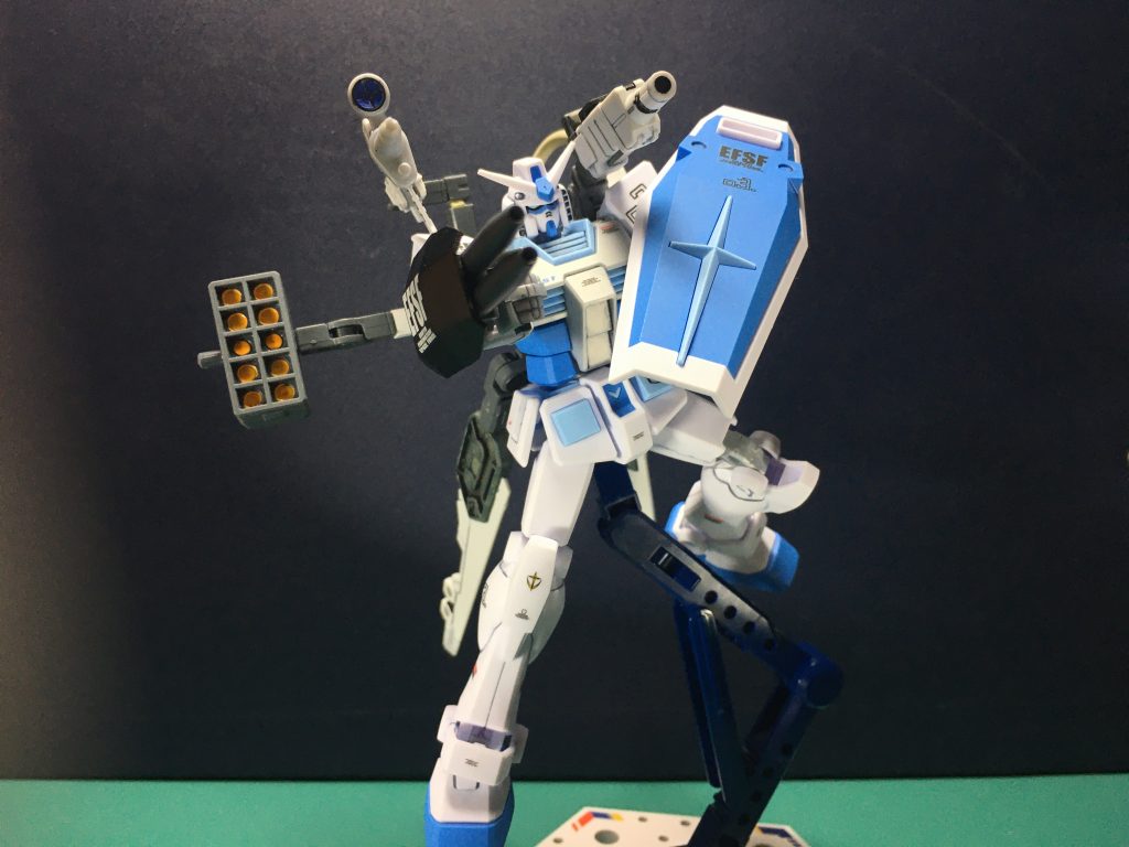 GBN-ガードフレーム完成のタイミングで作っていたカスタムバックパックを装備して。手持ちの2連奏ビーム・ライフルは中古ショップで購入したカスタマイズキャンペーンの商品を改造して使用。