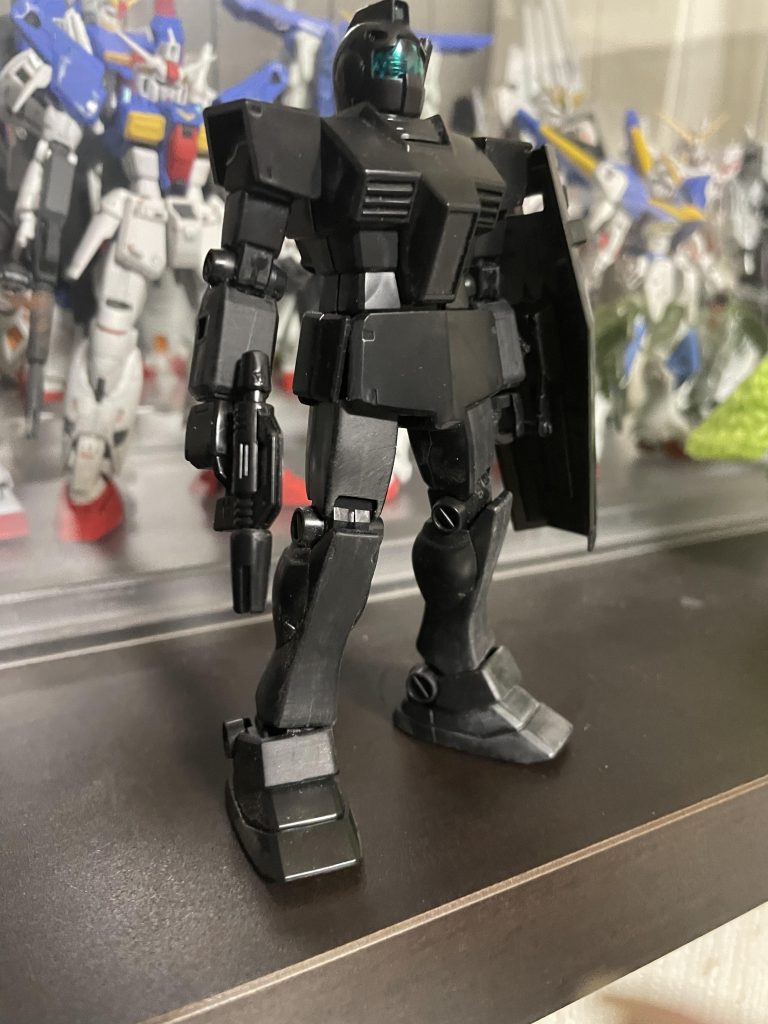 自分の個体なのか足はかなりプラプラだったのでボンドで硬さを少し調整しました。