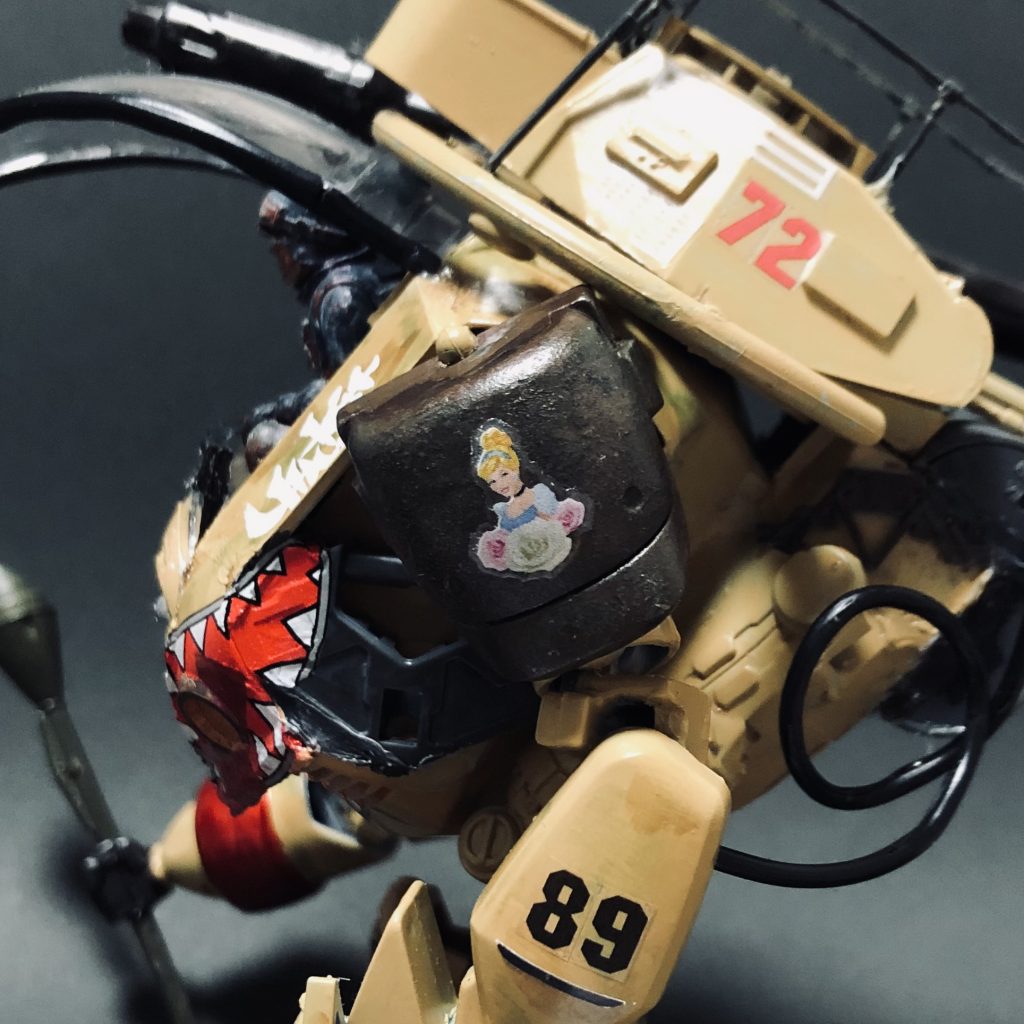 肩にノーズアートクィーンならぬ、ディズニープリンセスが描かれてるのも、ブギーマン達がイカれた連中である証拠。