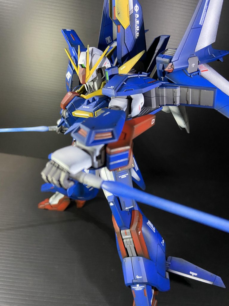 特徴的なクリアブルーのサーベルも白いグラデーション入れて見栄え良くしました。