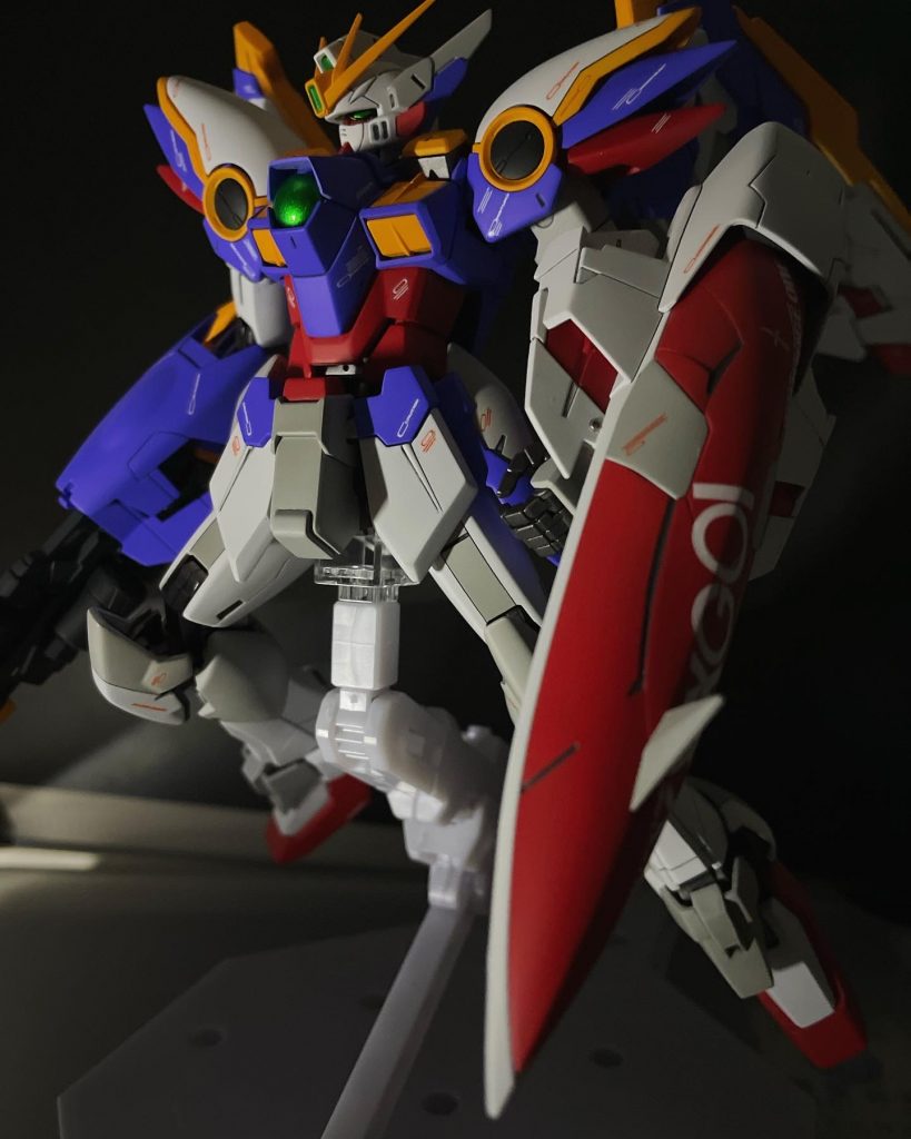 ウイングらしく飛翔。本当はもっと派手にバスターライフル構えてブンドドしたかったけど保持力も少なくうまくポーズが取れぬ …