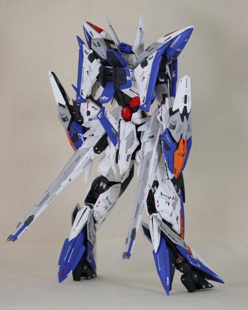 ホワイトだけだと単調なのでライトグレーを追加本来ホワイトのパーツもブルーに塗っています。