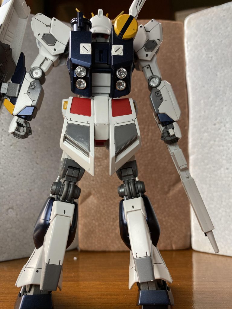 後ろはこんな感じ、ガンダムマーカーのプレミアムメッキシルバーでバーニアを塗ってみました。