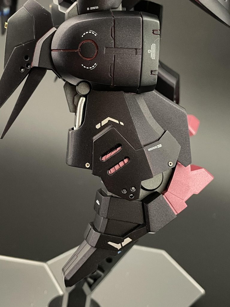 脚部スリット。プラ板工作とスジボリではWAVEのディティールパンチが大活躍でした。