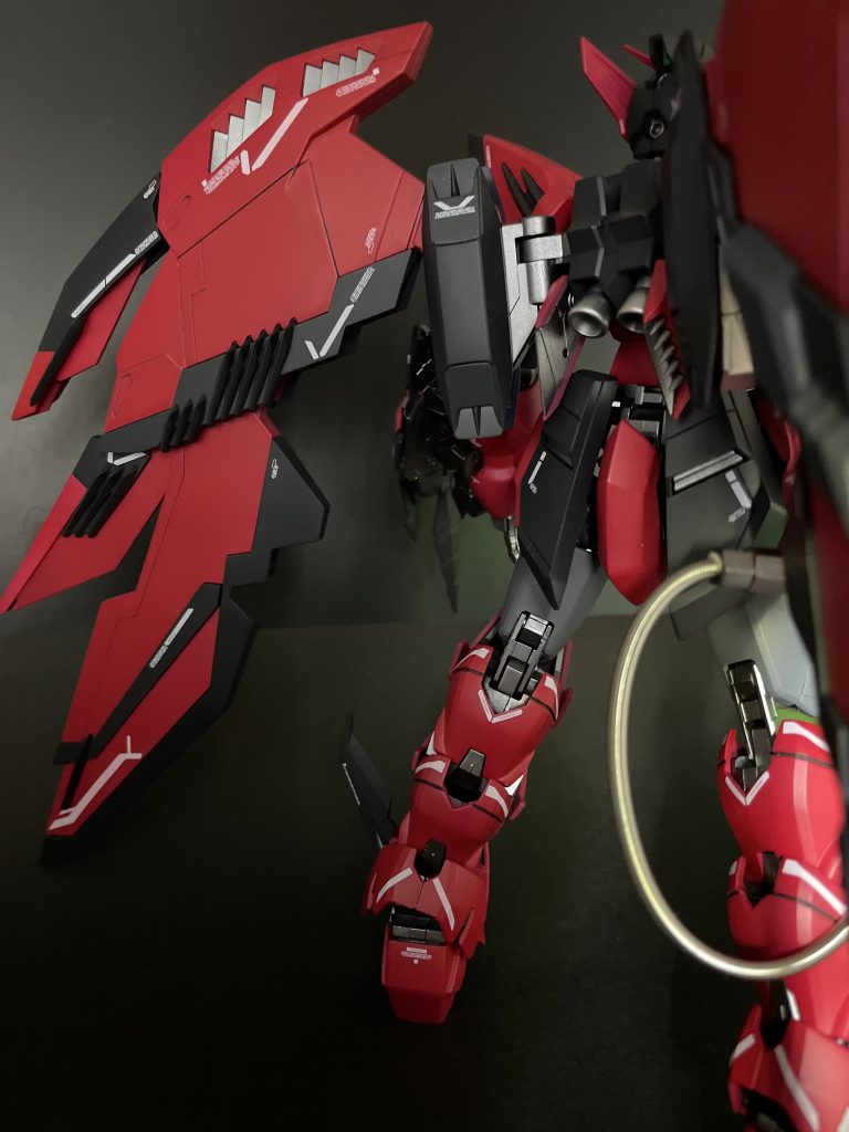 バックショット。面積の広い羽根には軽くスジボリを加えてあります。