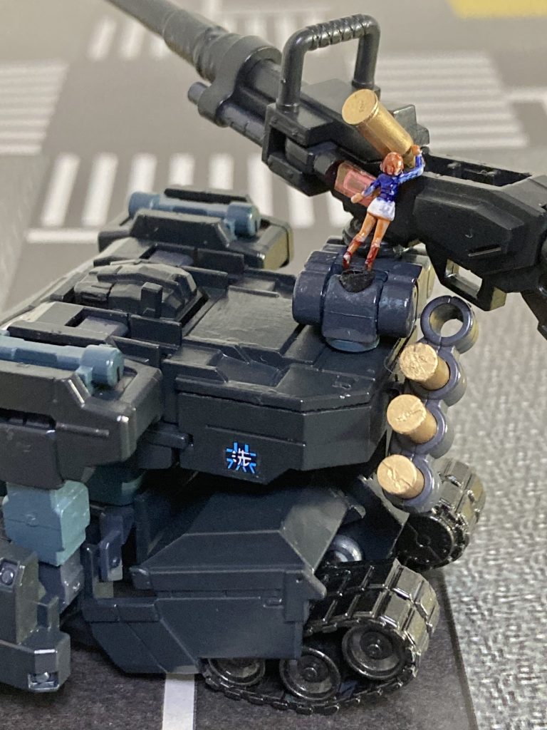 この１８０㎜砲は薬室内の最初の１発と装着されているカートリッジの砲弾を使い切ったら、オート装填機能が効かない後部増設弾倉にある４個の砲弾をマニュアル(人力)で装填しなければならない。みほ『秋山さん、出番です！』優花里『ガバッ！ 待ってましたぁ！！』みほ『１８０㎜砲に次弾装填してきてください』優花里『了解であります、西住殿！ …………西住殿！？』後部兵員輸送室のハッチからよじ登って数十kgもある砲弾を１人で運ぶ秋山 優花里(１６歳)『フギギギギ！！』