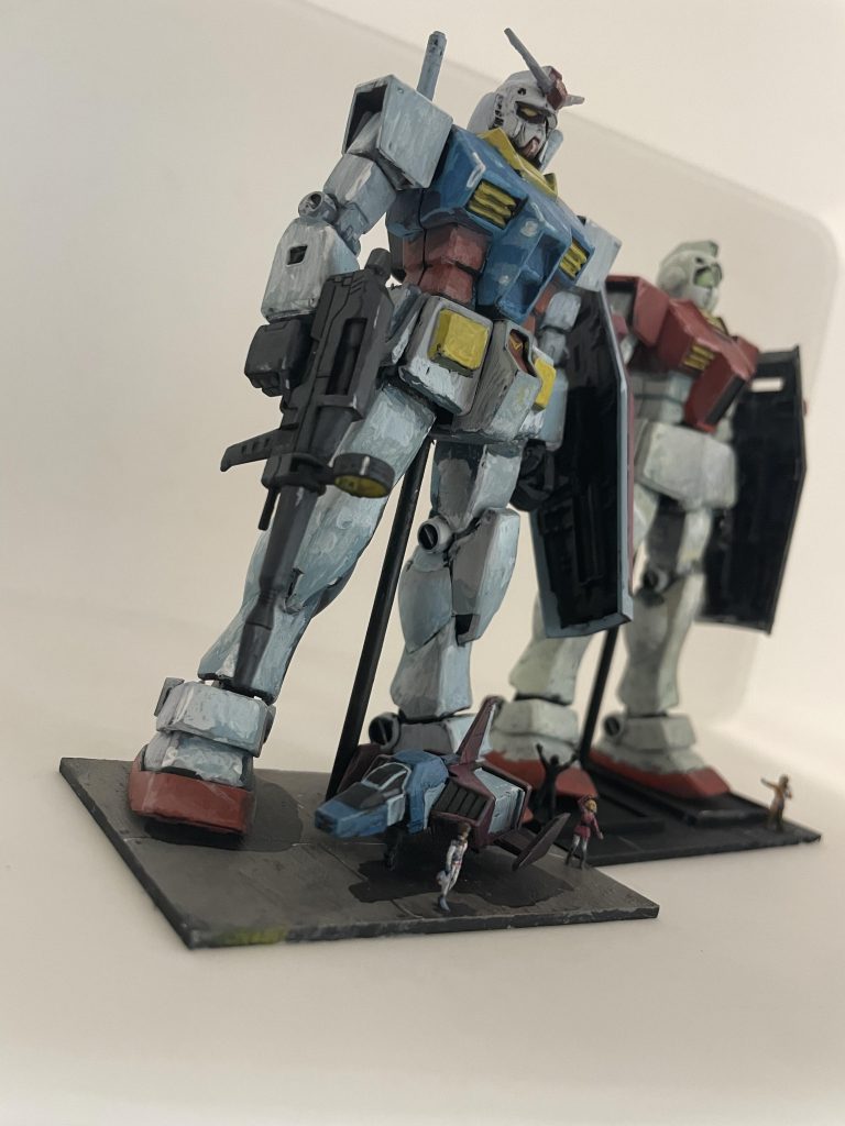 セイラさんはMSフィギュアを塗装してます。バックのジムは前作