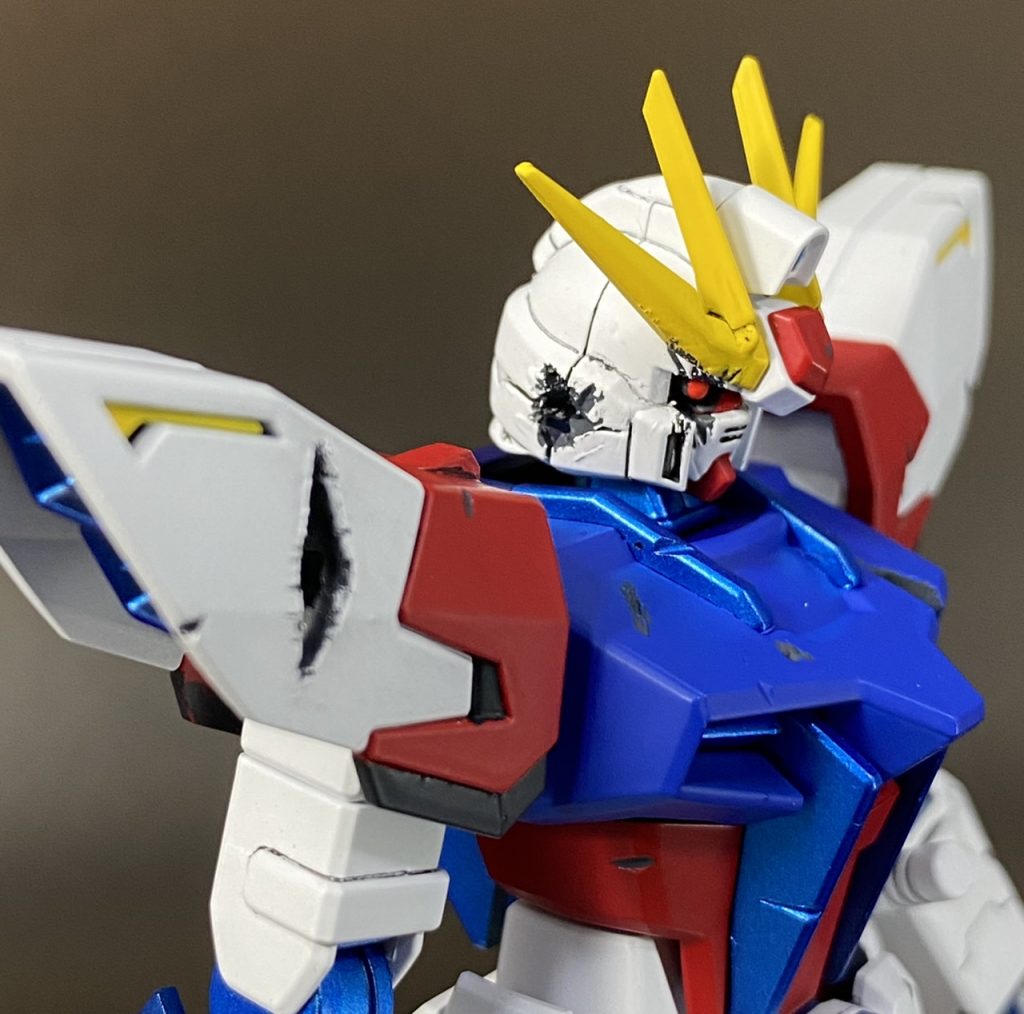 ウェザリングも考えましたが、ビルドファイターズの世界観とはあまり合わないかなと思い、傷の内側のみグレーで塗装しました。