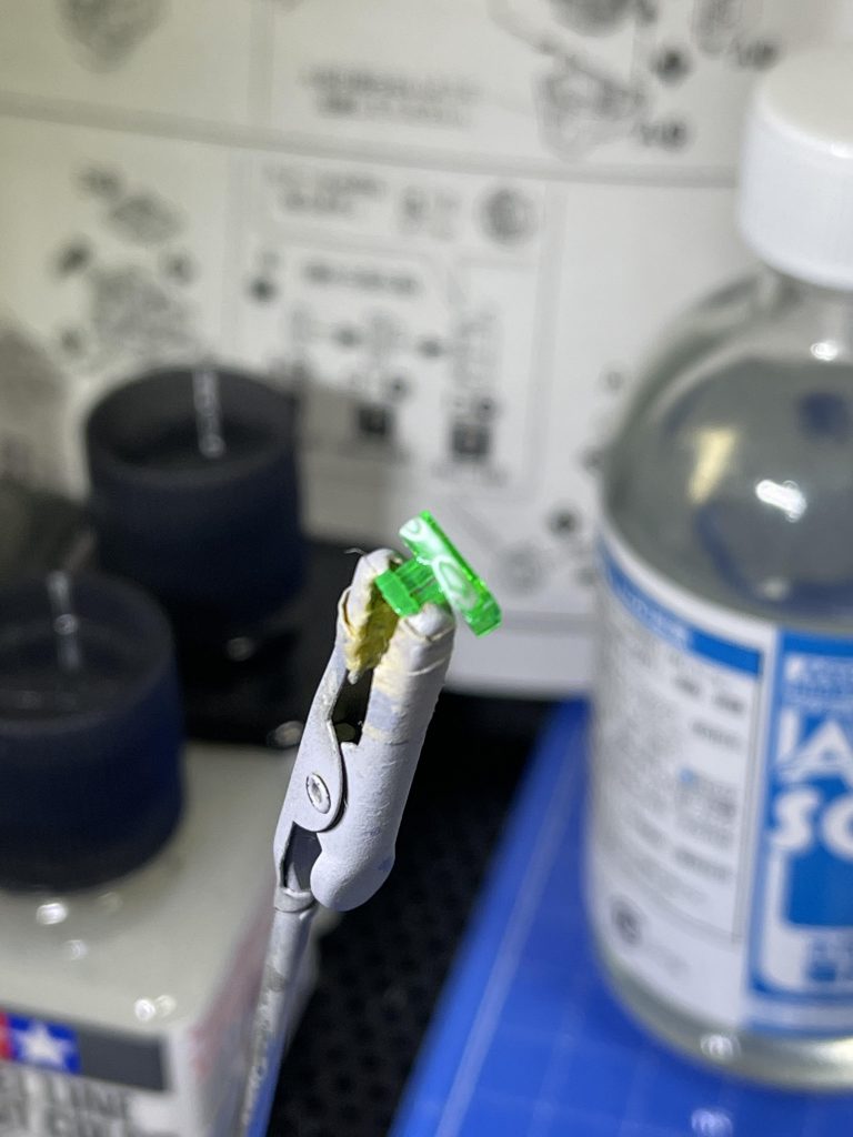 ツインアイは塗り分けます。まずはベースを塗って凹凸をハッキリ見やすくします。