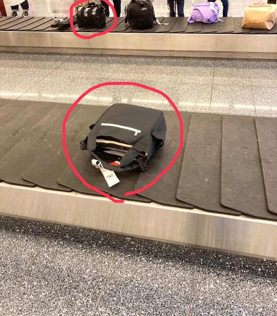 〈羽田空港にて輸送シーン〉持ってきた別件のとあるガンプラ・完成したEx-Sガンダム一式・各種工具・ららぽーと福岡で入手したRX-93ff νガンダムとかが流れてきてます。地上スタッフさんに壊れ物注意のタグを付けてもらう際に、中身を聞かれて『プラモデルです』と答えましたが、変な顔ひとつせずに対応していただきプロフェッショナルを感じましたw