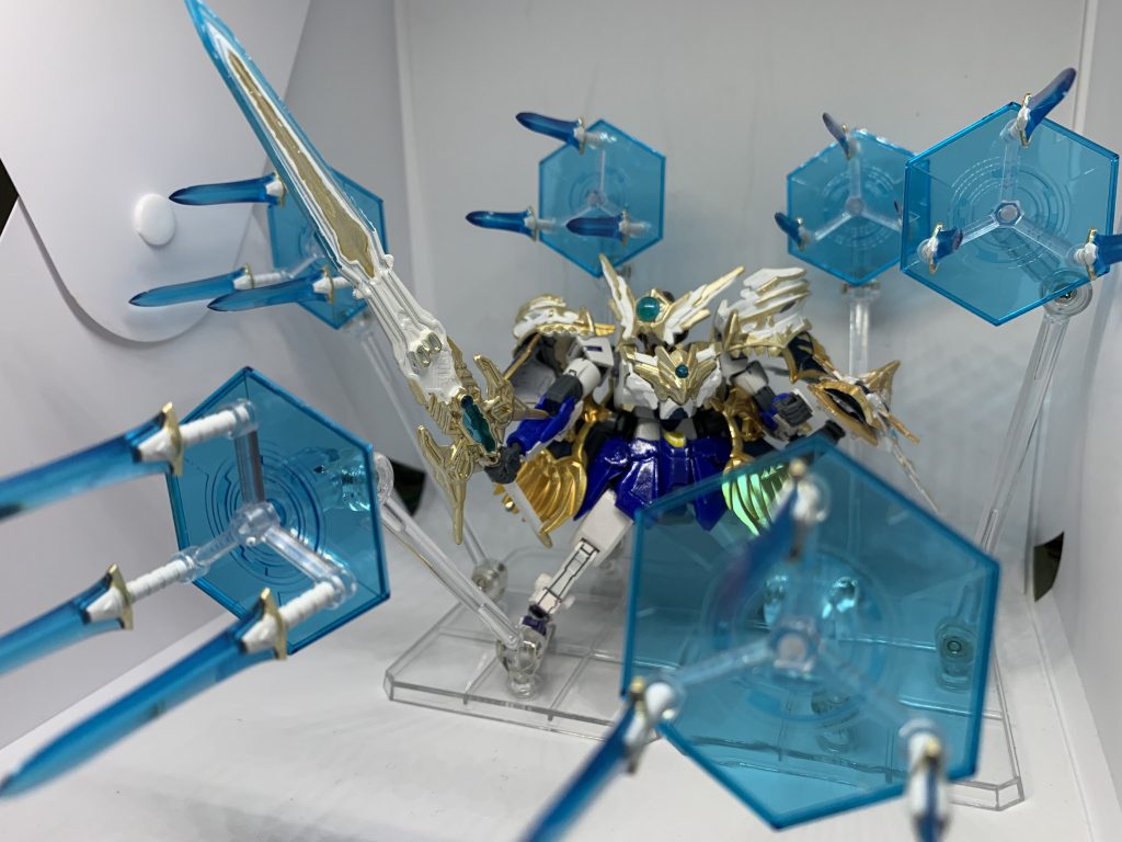 何か必殺技的なものが欲しいなと思いコトブキヤさんのマギアブレードのブルーVer.を足して剣の召喚演出的なものを入れました。