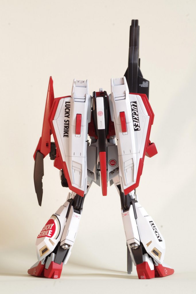 砂時計型のシルエットが映えるように調整しました。