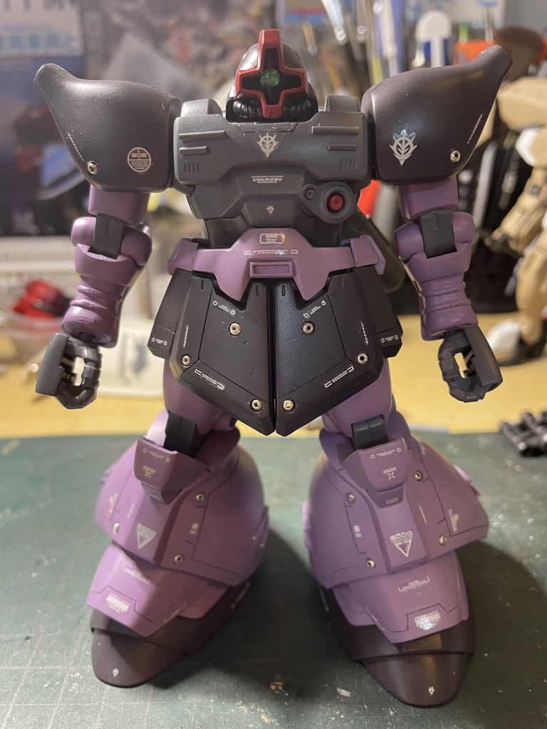 デカール、スミ入れ作業中の状態。ショルダーパーツが反対でした（汗