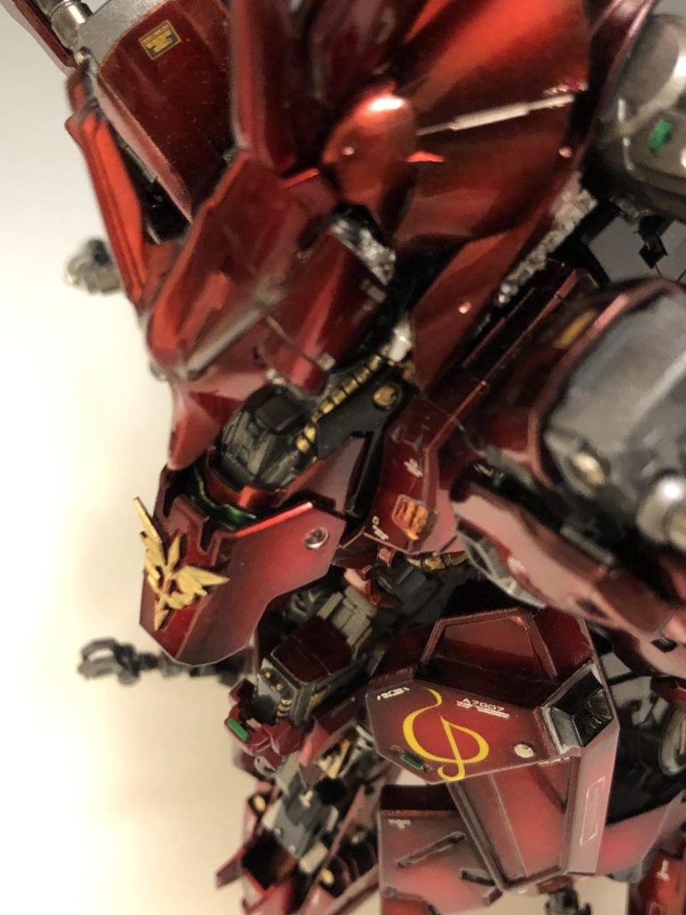 コックピット周りはサイコフレームを外付けで増量。ネオ・ジオンエンブレムの裏にチラ見えする様に。