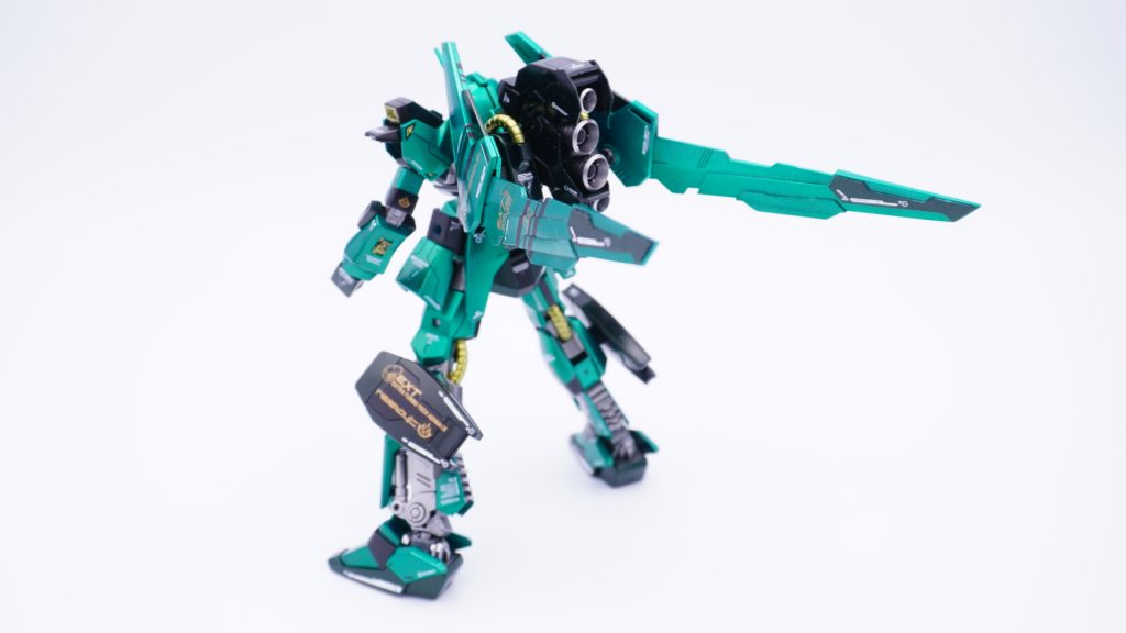 メインカラーはグリーンのメタリックで、写真では分かりにくいですが、金色粒子も入っています。