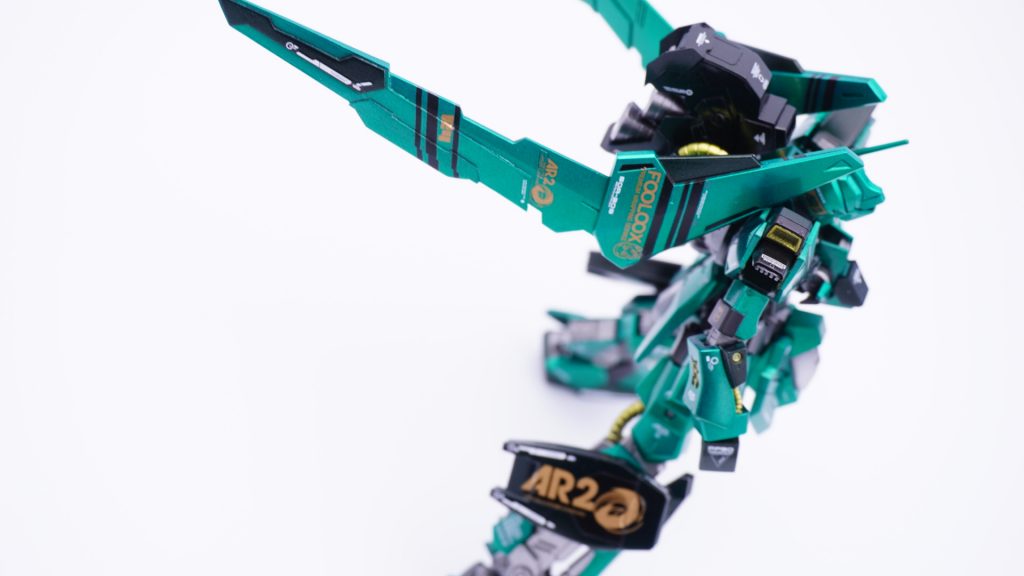 お洒落でカッコいい機体にしたかったので、デカールをデザイン的に貼ってスタイリッシュにしています。