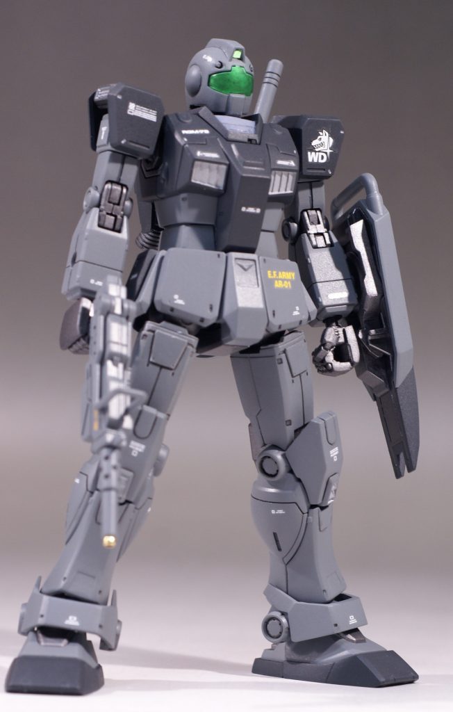 サーベルラックをジャンク品を切り貼りして作成。頭部をディティールアップパーツを使用ししっかりとしたジムの顔に。