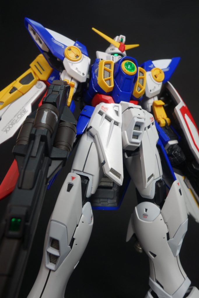 デカールはキットに付属のシールですが、全て余白を切って貼っています。枚数が多いので手間ですが、シール感が減るので効果ありです。