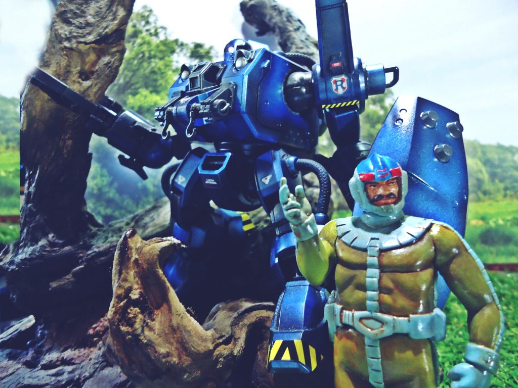 ジオラマに使った素材は熱帯魚水槽用に拾ってきた流木を鍋でコトコト煮込んであく抜き？乾燥させてオイルステインに付け込んだ？モノを使用しています。（料理風の文面なのは・・・・（汗））