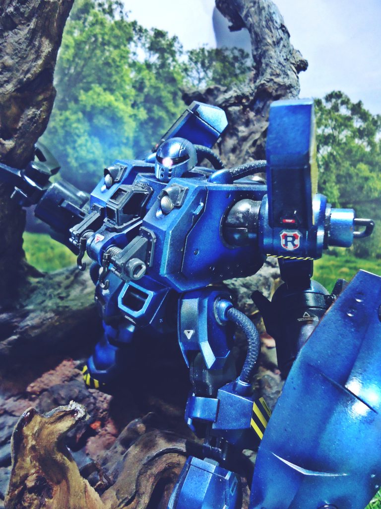 モノアイの発光は百均アイテムのＬＥＤライトをばらして？流用しています。電源はボタン電池ＬＲ４４を使用しています。（昔々のゲーム＆ウオッチ用に購入した在庫の使えるモノをチョイスしています(笑)）