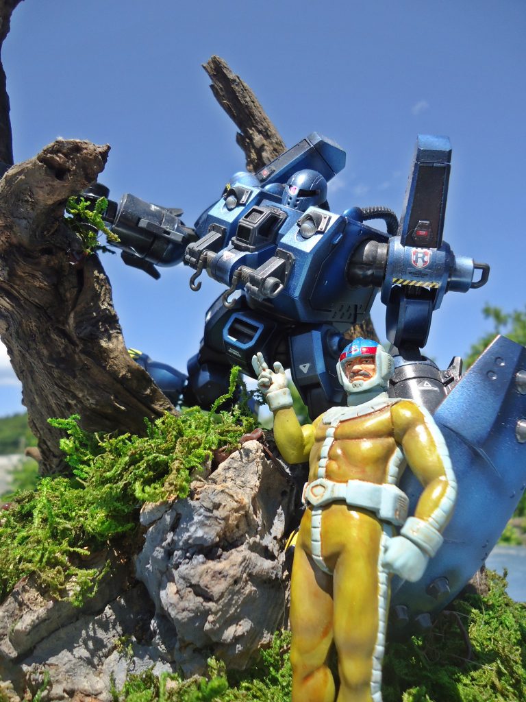 追加した素材は主に百均素材を同じく百均のグルーガンで接着しています。高額な素材は岩場表現に使用したコルク材だけです(笑)