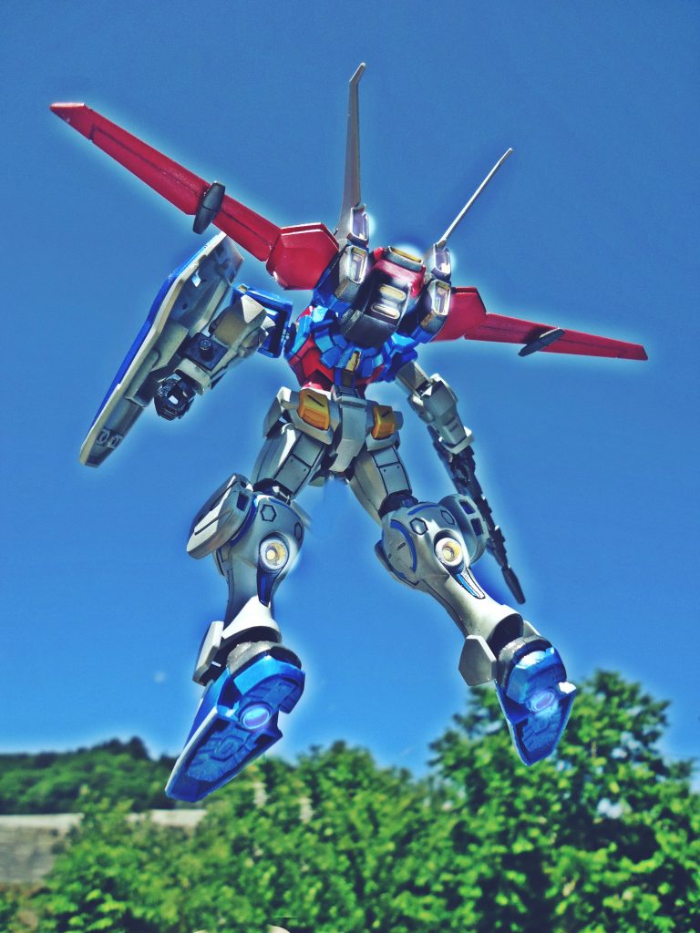 今回のGーセルフは外ロケ撮影に準じた仕様となっています。塗装もメタリック、クリアー系のカラーの拭き重ねで行っていますので室内撮影用ライトではおそらくは無理でしょう?外ロケ撮影でも光量が足りなくて?(少なくともデジカメが白飛びするくらいは欲しかったので・・・・(汗)レフ板を投入することとなりました。