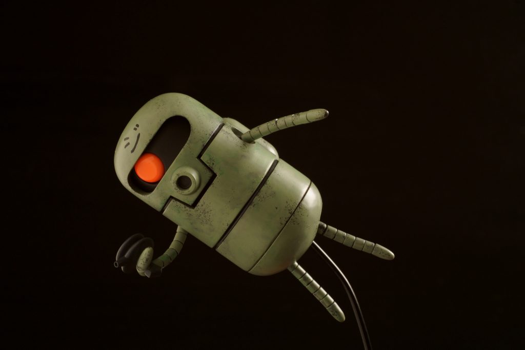 モノアイは左右に稼働するので、手足だけの動きより表情豊かになっているかと。モノアイのみ蛍光ピンクにクリアー仕上げ。本体はザク色にウェザリングとチッピング。