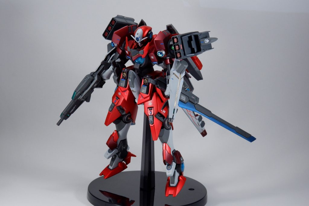 肩は漏影のパーツで大型化し、バトルアームアームズのミサイルとブースターを一体化したものを取り付け。腕のシールドはロードアストレイダブルリベイクの物にジンクス系のシールドの基部を取り付けて装着。(裏側にビームサーベル取り付け)腰の長短ガンソードは紅ウェポンの物を使用(ネオジウムで腰に装着。脚はシアクアンタやクアンタのパーツを取り付け。