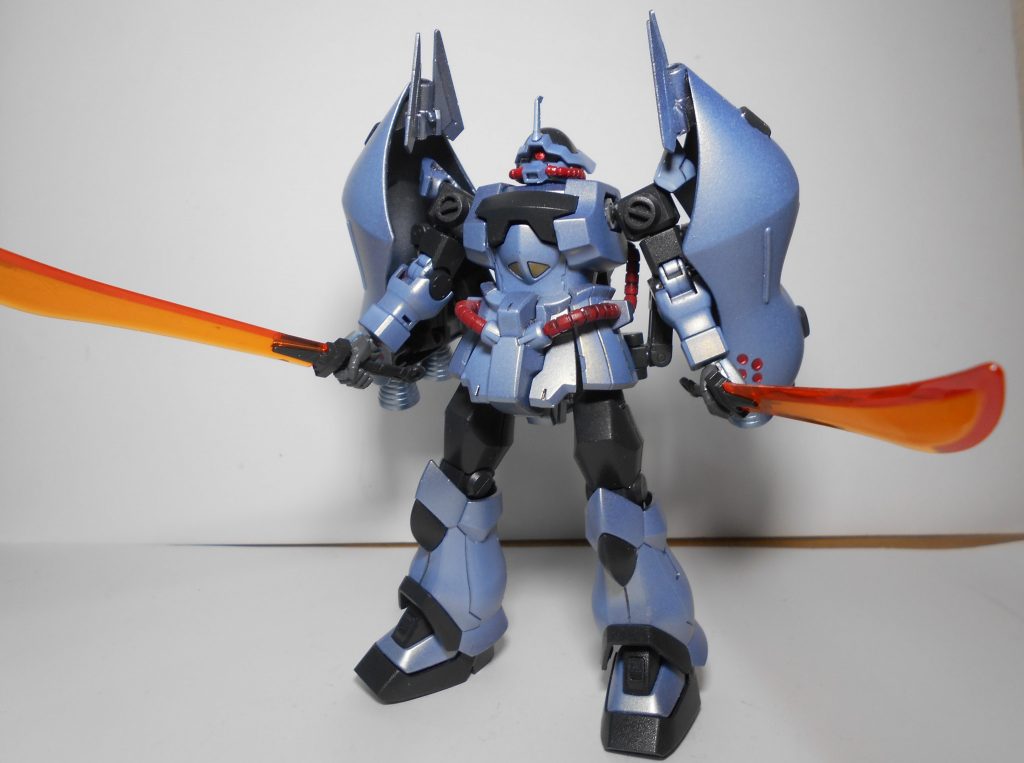 素立ちの一枚。このように肩に重なるのがブースターの基本位置になります。耐ビームコーティングが施されているという設定なのでパール系の塗装にしてみました！ビーム弾きそうですかね？