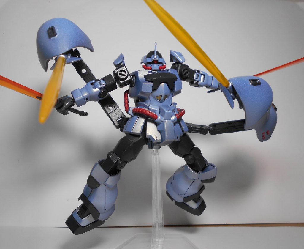 ブースターの先のビームガン発射口にはギャンのサーベルが取り付けられるようになっているので、四刀流で戦う事も出来ます！