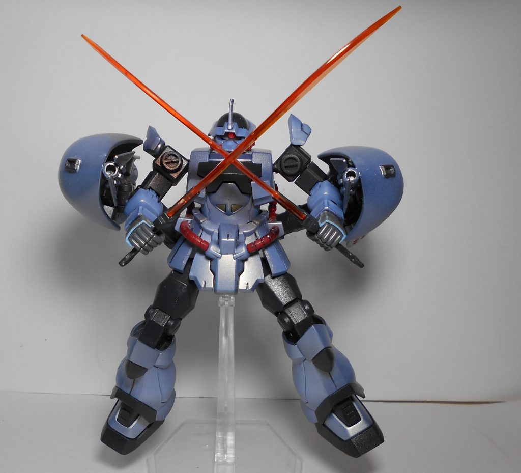 いっそ格闘特化で射撃武器は無しでも良いかなと思ったんですが、あまりに心許ないので一応ブースターの先からビームガンが出る設定です。ギローゲという名前も気に入ってるので色々コメントいただけると嬉しいです！