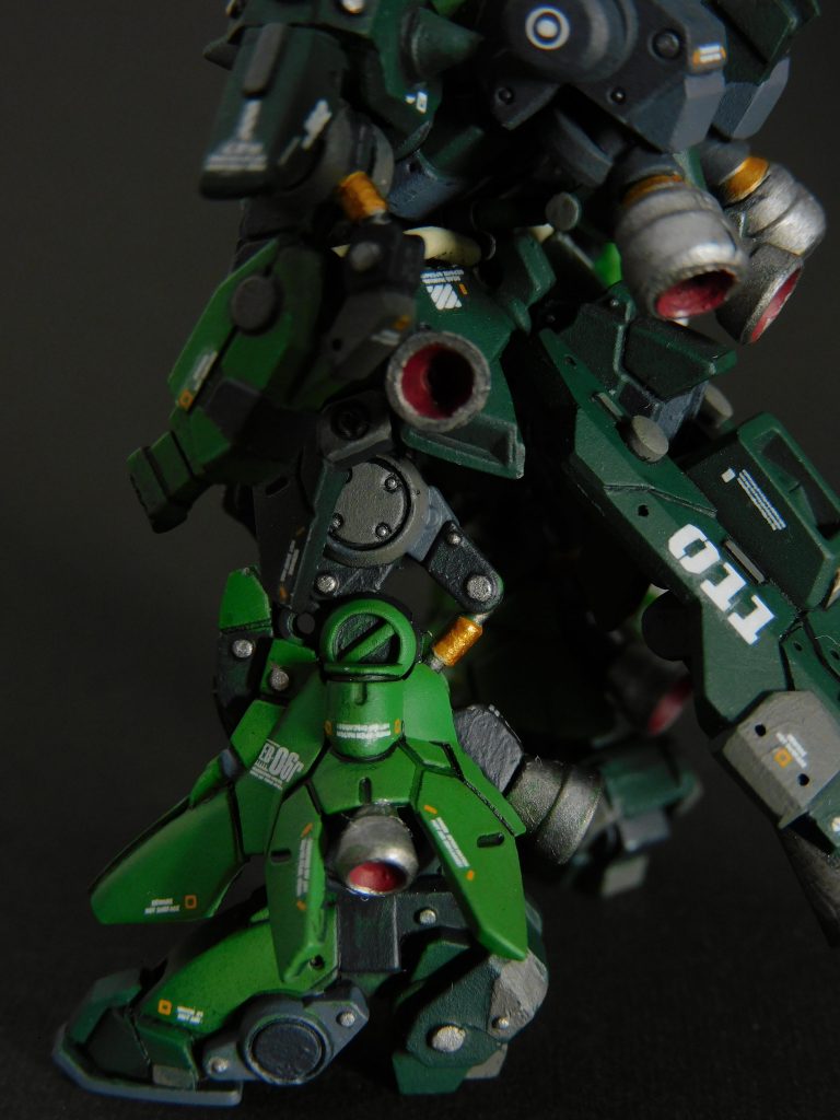 塗装はグリーン、赤、グレー部分をエアブラシで行い、細部を筆塗りで仕上げています。メカ部分は単調にならないよう、3種類のグレーで塗り分けました✍️