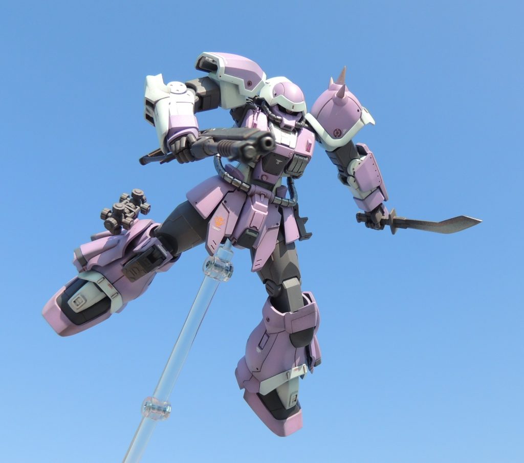 カラーリングは、若干ホワイトの部分が多めのような気がしたため、二の腕と腿をグレーにしてみました。敵に気取られないよう存在を隠しながら狙撃するスナイパーという役割、全体のパープルを基調としたカラーリングから、なにげに「忍者」を連想してしまいます…。