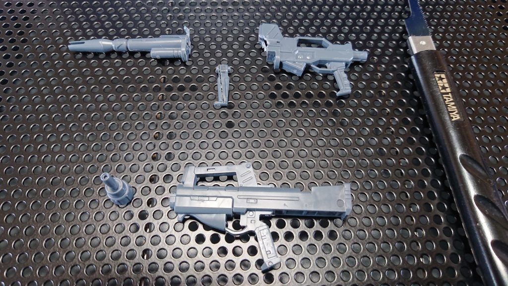 キットに付属のプルバックマシンガンとビームライフルをぶった切り