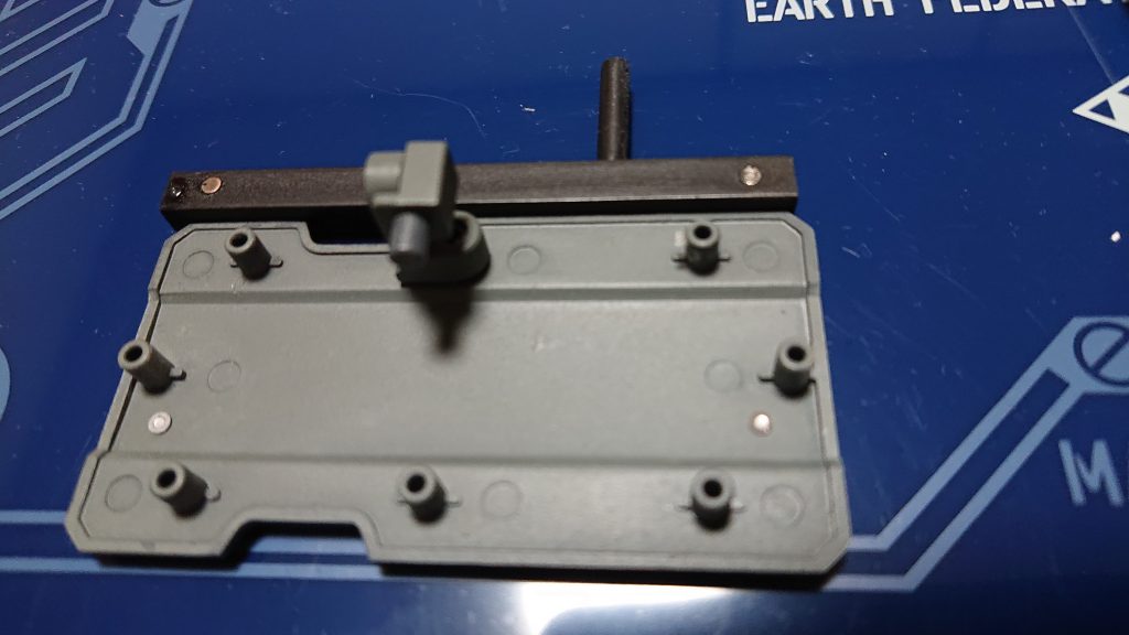 トンファー型警棒はライオットシールドにネオジムで取り付け出来るようにしました。